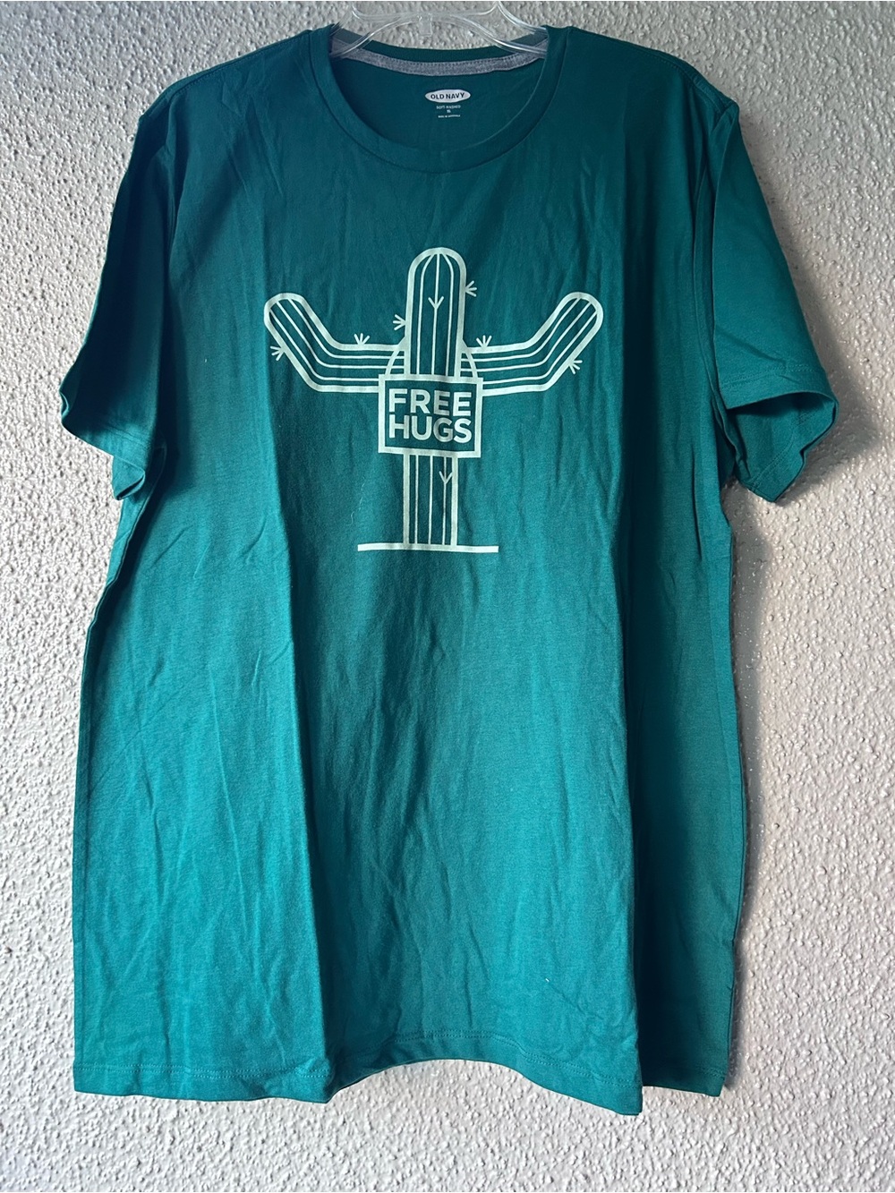 Old Navy men’s green Graphic Tee with White Cactus 'Free Hugs' XL NWT